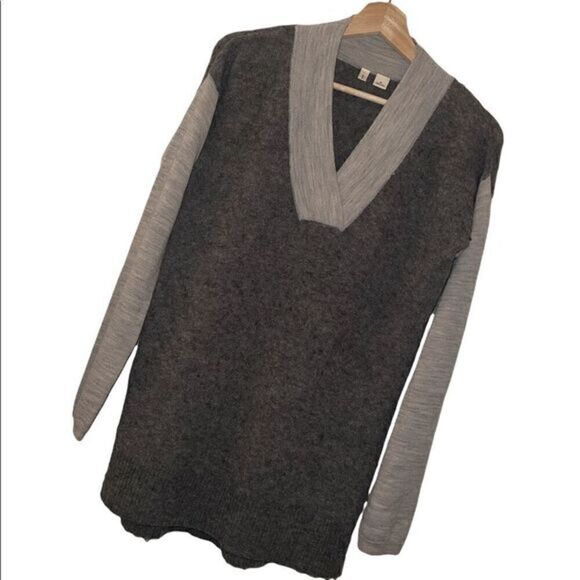 Anthropologie Moth Wool Gray Long Sleeve V Neck Sweater‎ Size Small - Picture 1 of 9